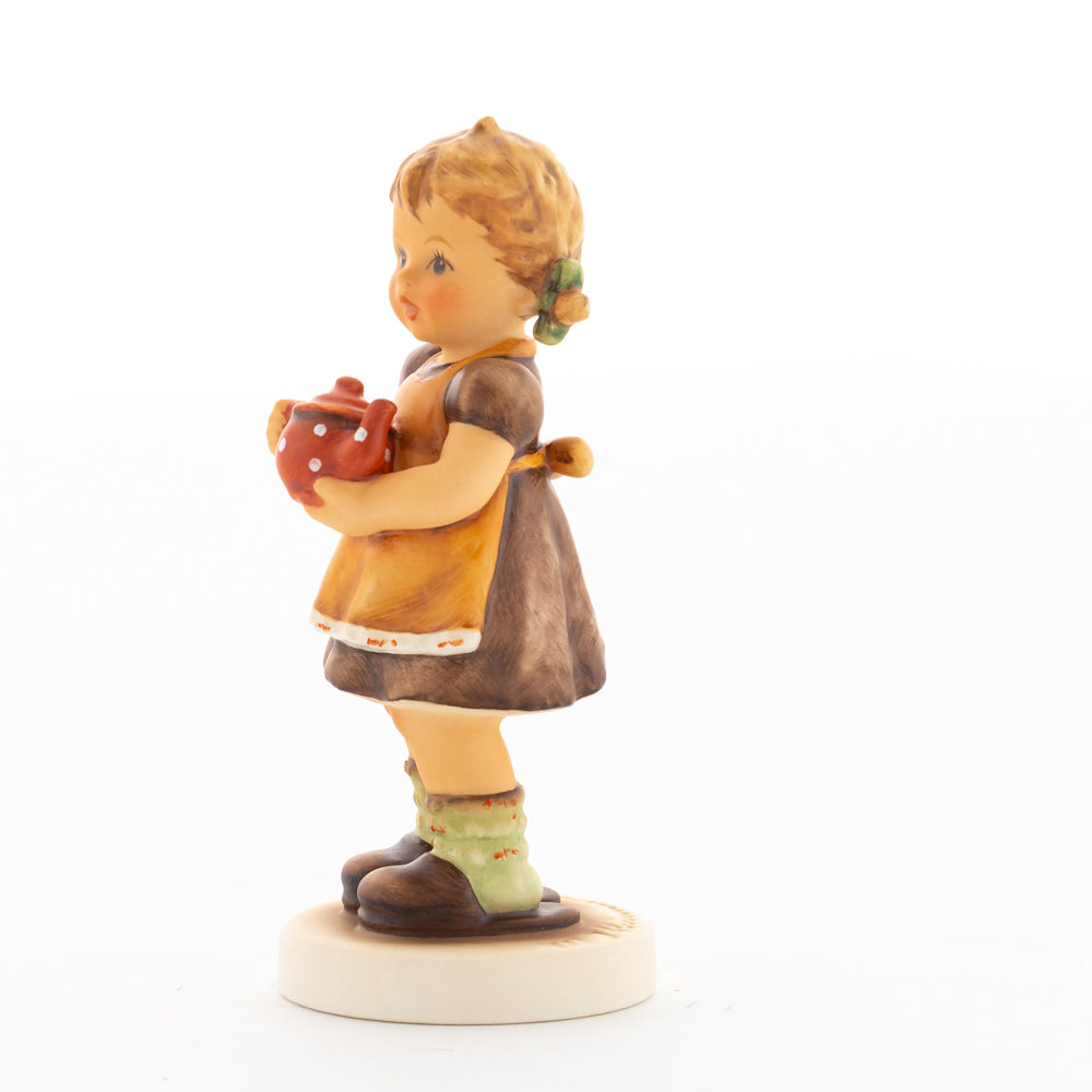 HUM 2411 - Sophie - M.I. Hummel Clubfigur Jahresmitgliedschaft 2020/2021