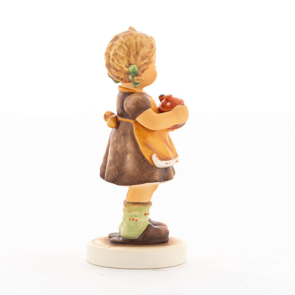 HUM 2411 - Sophie - M.I. Hummel Clubfigur Jahresmitgliedschaft 2020/2021