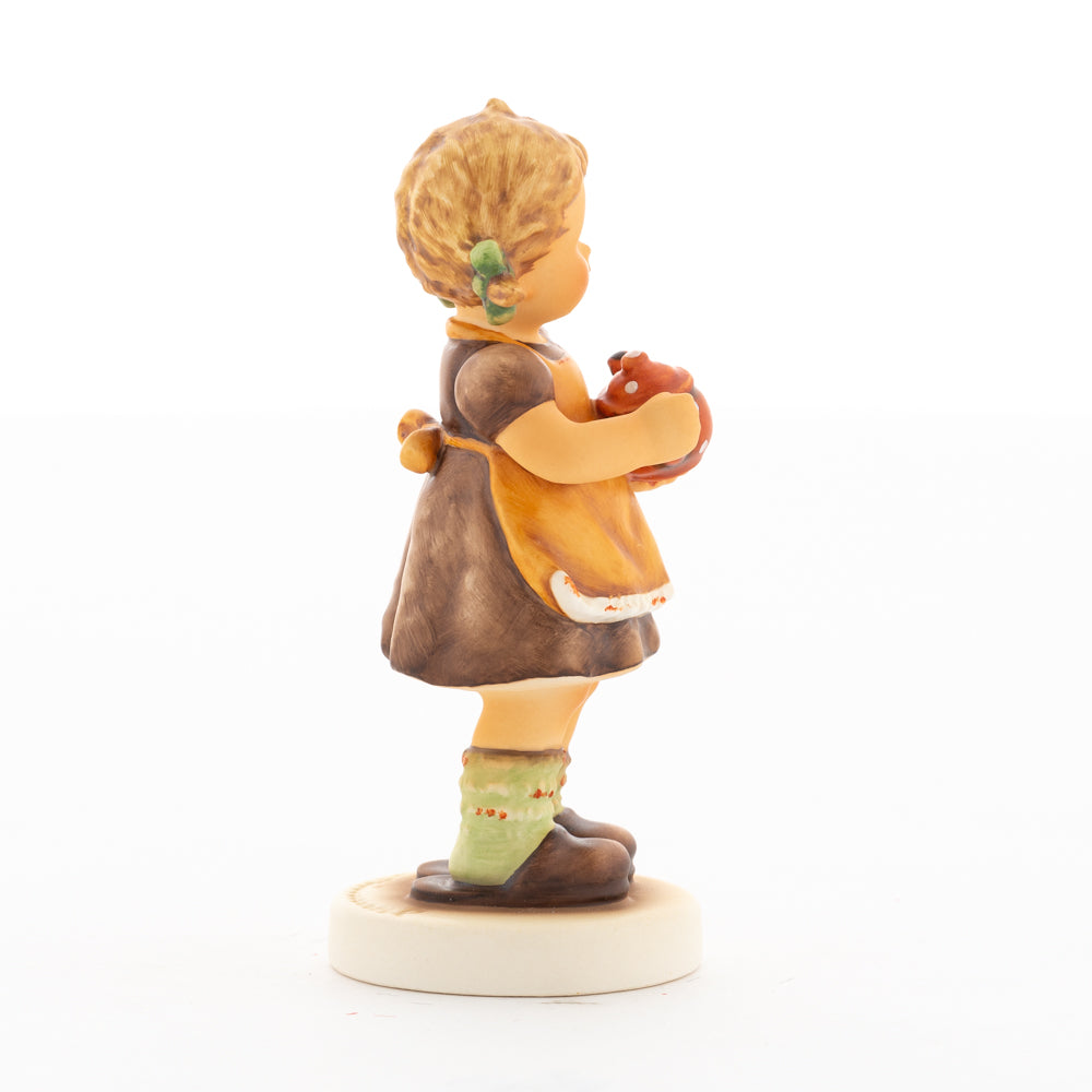 HUM 2411 - Sophie - M.I. Hummel Clubfigur Jahresmitgliedschaft 2020/2021