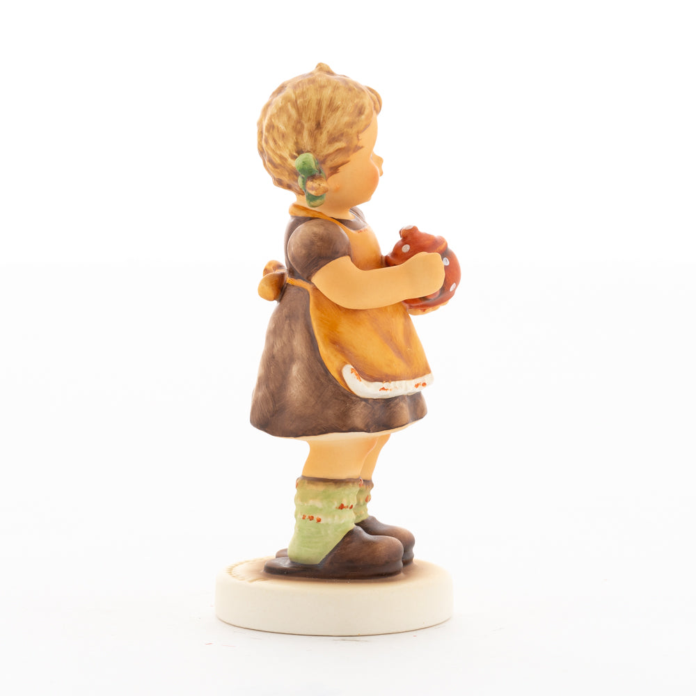 HUM 2411 - Sophie - M.I. Hummel Clubfigur Jahresmitgliedschaft 2020/2021