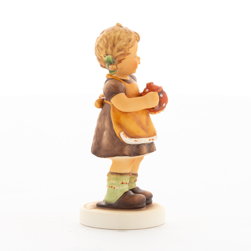 HUM 2411 - Sophie - M.I. Hummel Clubfigur Jahresmitgliedschaft 2020/2021