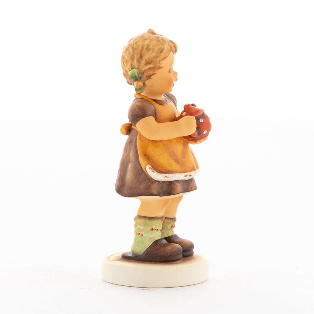 HUM 2411 - Sophie - M.I. Hummel Clubfigur Jahresmitgliedschaft 2020/2021