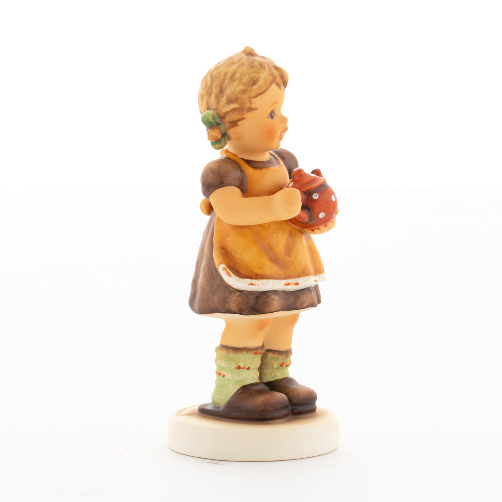 HUM 2411 - Sophie - M.I. Hummel Clubfigur Jahresmitgliedschaft 2020/2021