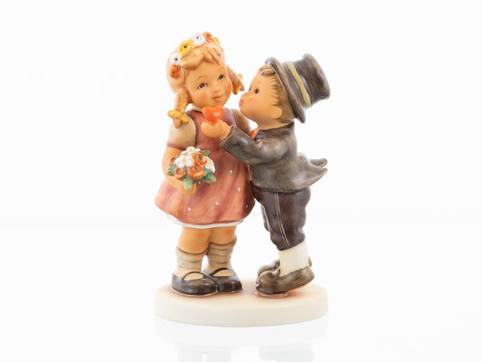 Frisch vermählt: Begrüßen Sie unsere neue Hummel-Figur „Brautpaar“ (HUM 2440)