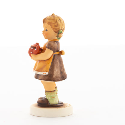 HUM 2411 - Sophie - M.I. Hummel Clubfigur Jahresmitgliedschaft 2020/2021