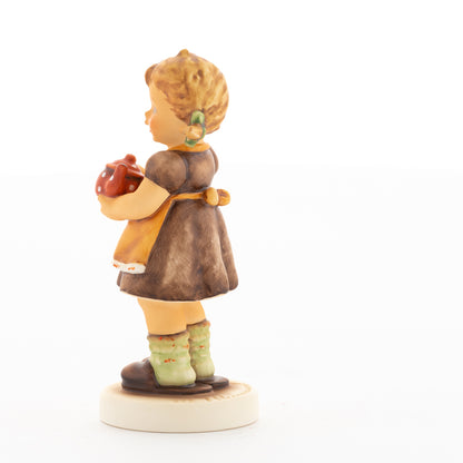 HUM 2411 - Sophie - M.I. Hummel Clubfigur Jahresmitgliedschaft 2020/2021