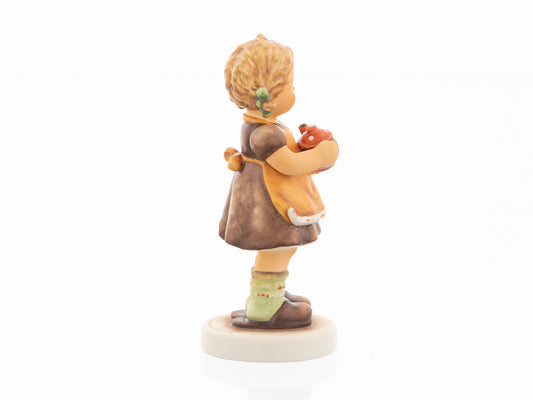 HUM 2411 - Sophie - M.I. Hummel Clubfigur Jahresmitgliedschaft 2020/2021