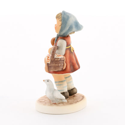 HUM 2426 - Katy - M.I. Hummel Club Zukauffigur Club 2019/2020
