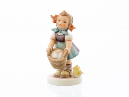 HUM 2451 - Hanna - M.I. Hummel Clubfigur Jahresmitgliedschaft 2024/2025