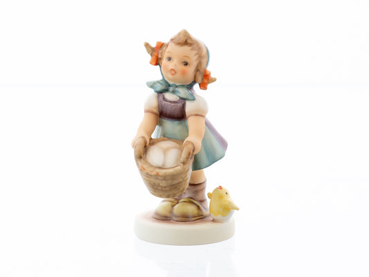 HUM 2451 - Hanna - M.I. Hummel Clubfigur Jahresmitgliedschaft 2024/2025