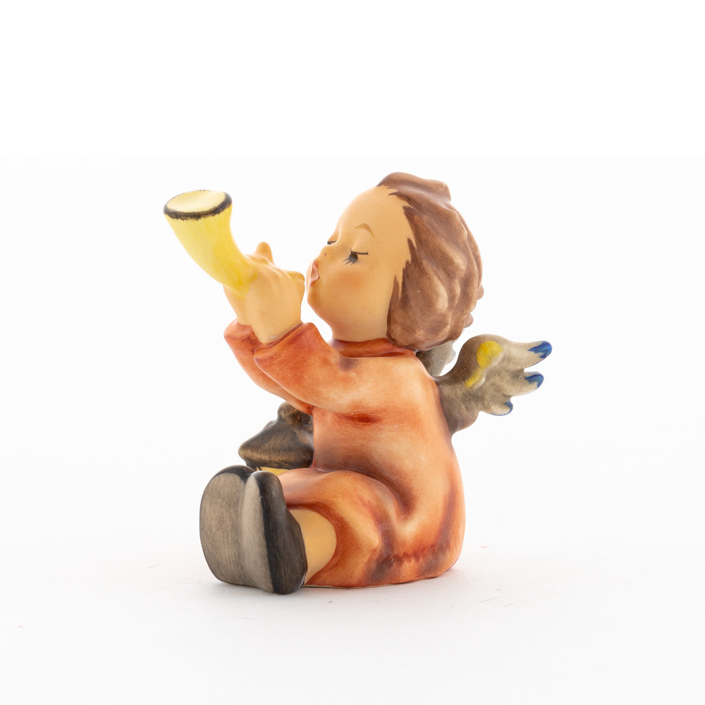 HUM 359 - Sitzender Engel mit Horn