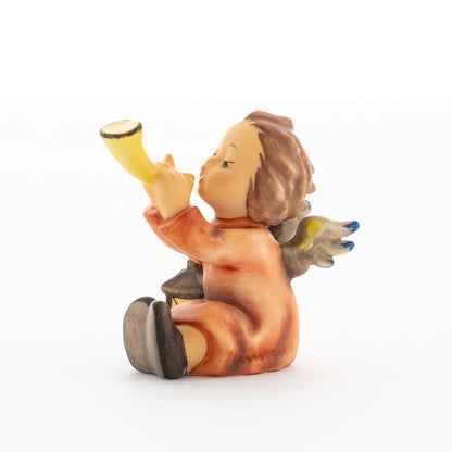 HUM 359 - Sitzender Engel mit Horn