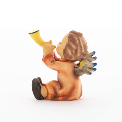 HUM 359 - Sitzender Engel mit Horn