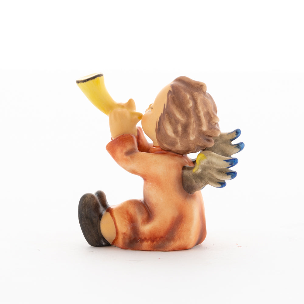 HUM 359 - Sitzender Engel mit Horn